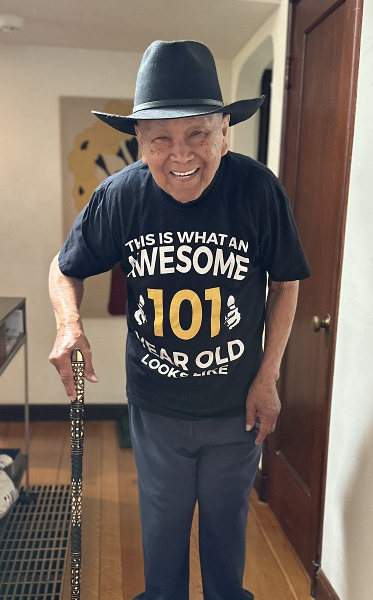 AnaCindee's tweet image. This is what an awesome 101 year old looks like ❤️. Refilling my cup celebrating with this special guy. #wellbeing