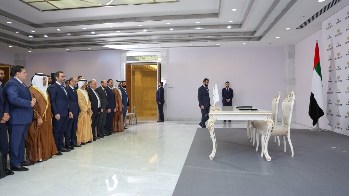SyPresidency's tweet image. بحضور رئيس الجمهورية العربية السورية السيد أحمد الشرع توقيع اتفاقية استراتيجية بقيمة استثمارية تبلغ 800 مليون دولار أمريكي بين الهيئة العامة للمنافذ البرية والبحرية في الجمهورية العربية السورية ممثلة بالسيد قتيبة أحمد بدوي، وشركة موانئ دبي العالمية ممثلة بالسيد سلطان بن سليم،…