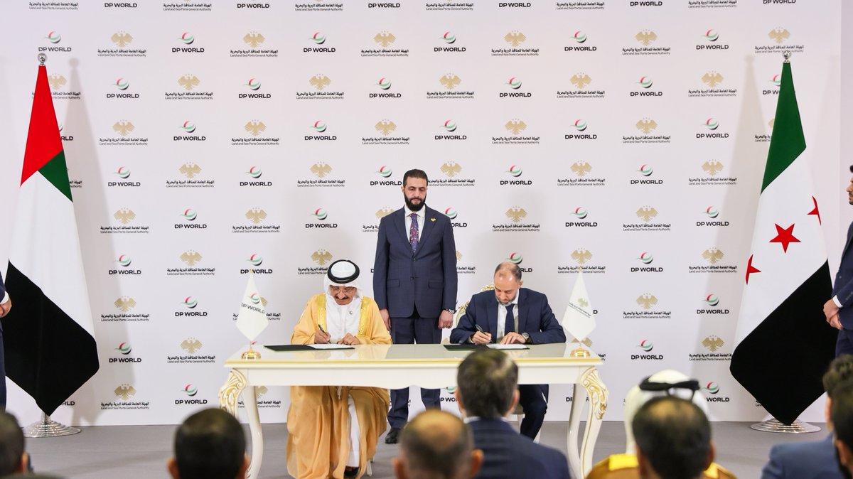 SyPresidency's tweet image. بحضور رئيس الجمهورية العربية السورية السيد أحمد الشرع توقيع اتفاقية استراتيجية بقيمة استثمارية تبلغ 800 مليون دولار أمريكي بين الهيئة العامة للمنافذ البرية والبحرية في الجمهورية العربية السورية ممثلة بالسيد قتيبة أحمد بدوي، وشركة موانئ دبي العالمية ممثلة بالسيد سلطان بن سليم،…
