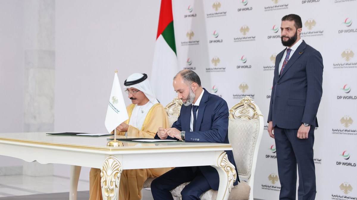 SyPresidency's tweet image. بحضور رئيس الجمهورية العربية السورية السيد أحمد الشرع توقيع اتفاقية استراتيجية بقيمة استثمارية تبلغ 800 مليون دولار أمريكي بين الهيئة العامة للمنافذ البرية والبحرية في الجمهورية العربية السورية ممثلة بالسيد قتيبة أحمد بدوي، وشركة موانئ دبي العالمية ممثلة بالسيد سلطان بن سليم،…