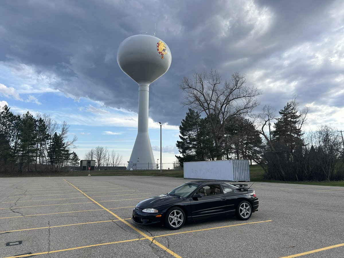 andrew_rodier's tweet photo. I left off mid head gasket job, i finished by late April and was able to take the car up to school with me for a bit before school ended. I also got a spare valve cover cause my old one was cracked, i painted it wrinkle black. I've put 3000 miles on the car since then https://t.co/1Gt9EDEKEL