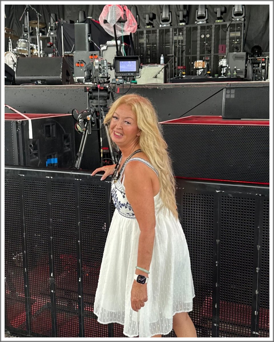 Extensionista1's tweet image. Kerrina’s concert hair was next level! 🎶✨

She rocked her 20&quot; blonde Extensionista locks at a Toronto concert last month, and wow — she looked absolutely gorgeous from head to toe! 💛🙌 

.
.
.
.
.
.
#HairGoals #ConcertLook #ExtensionistaBlonde #GlamVibes