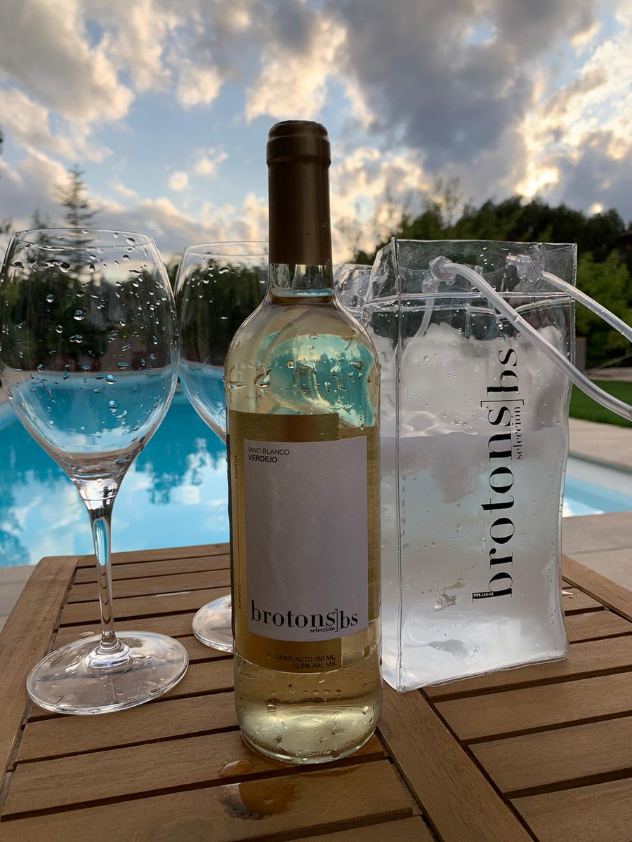El vino, el momento ...
Nuestro Blanco Verdejo Brotons Selección . 
El vino fresco que transforma cualquier instante.
Porque no se trata solo de beber vino, sino de disfrutar el momento.

#BrotonsSelección #ElVinoQueSeComparte #VinoBlanco #Verdejo #Verano #ViveElMomento #Burgos