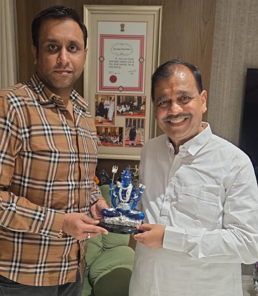 SaffronBull_MT's tweet image. The Man who made 26/11 terrorist Ajmal kasab hanging possible, will now be the voice of Maharashtra in Rajya Sabha. Honoured to Meet and congratulate Sr Advocate @miujjwalnikam ji on his nomination to Rajya Sabha as President Nominee.