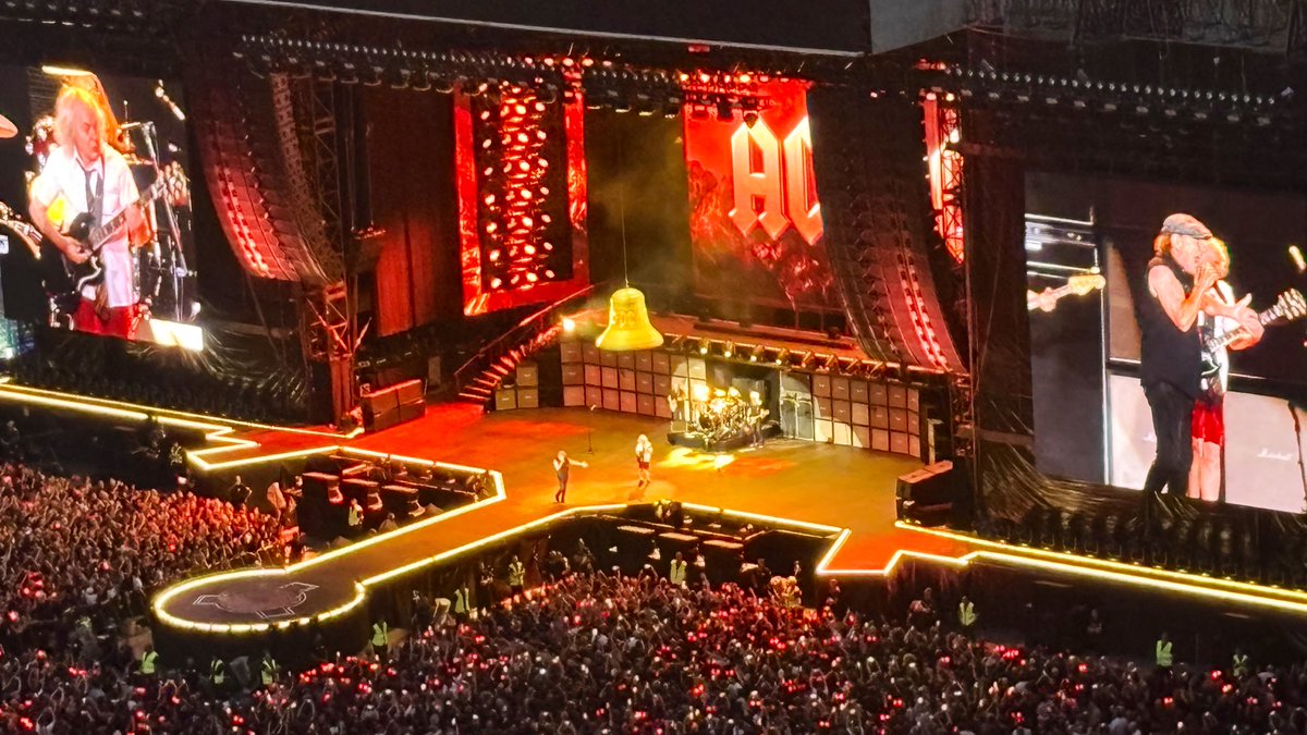 afalonsob's tweet image. 🏟️ Los escenarios sencillos indican q el protagonista es el artista, su música, sin aditivos ni efectos especiales
🎸 Es lo q tuvimos ayer con @acdc, 2’5 horas de puro rock and roll donde ellos fueron el espectáculo ¡Y q espectáculo!
Larga vida a AC⚡️DC! elmundo.es/cultura/musica…