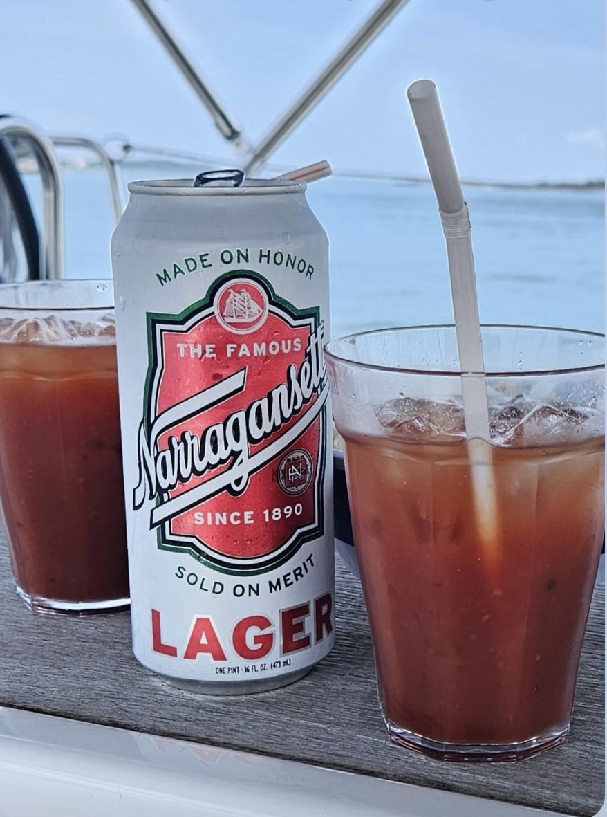 Gansettbeer's tweet image. This is what we call Sunday morning recovery!
📸 @twistimc
#hangover #bloodymary #boat #summer #beer #narragansett #gansettbeer