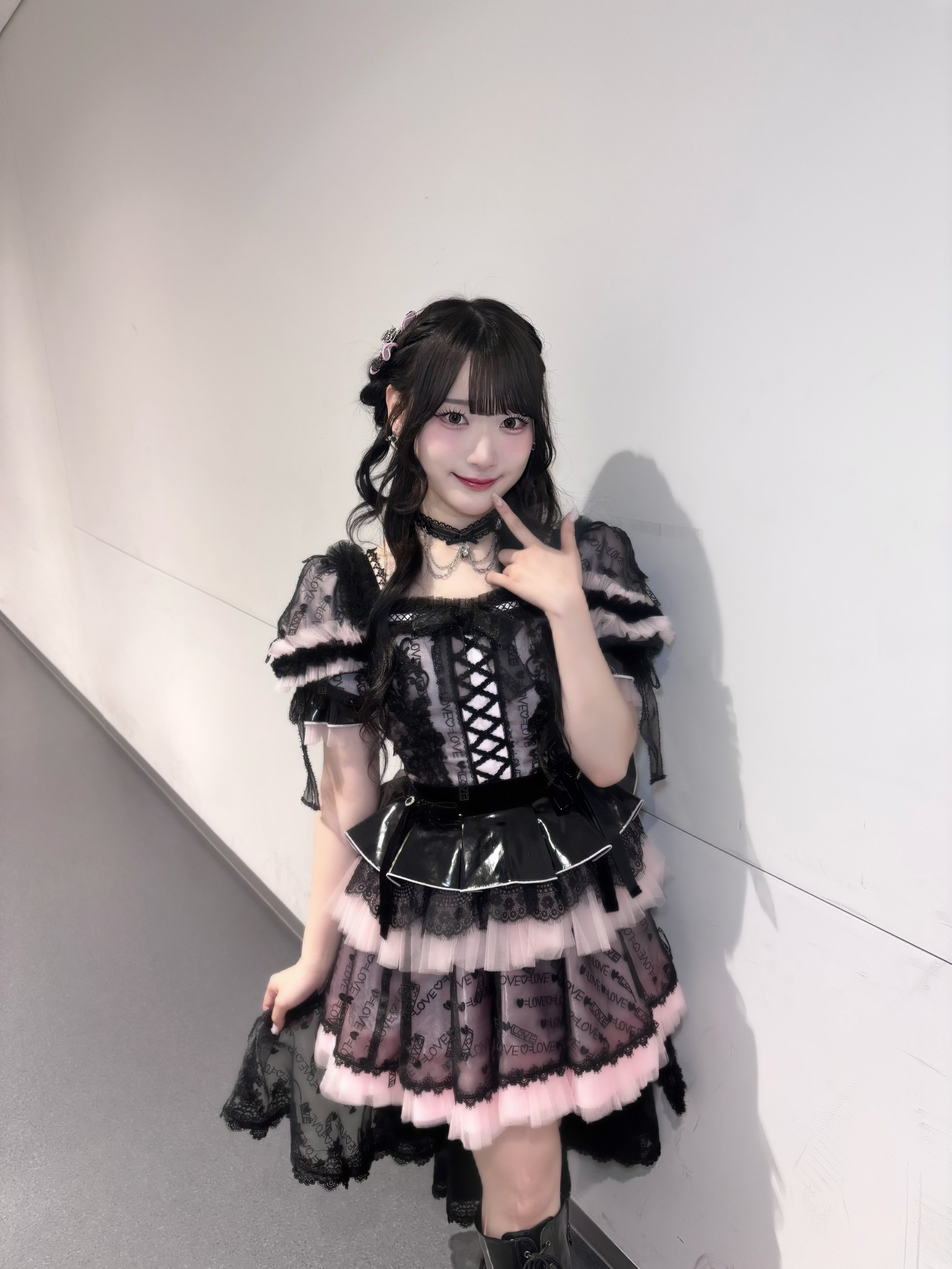 齋藤樹愛羅　直筆生写真　チュウ　2025アリーナツアー黒衣装　＝LOVEイコラブ 齋藤樹愛羅 直筆生写真 アリーナツアー2025 黒衣装 ヒキ - メルカリ