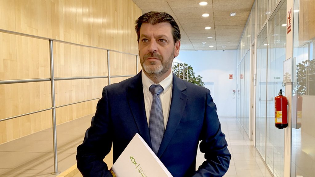 🟢 Francisco Garrido alerta de que la Zona Azul solo busca recaudar 4 millones a costa de los vecinos. 

🚘 "O pagas o no tengas coche en Torremolinos"

💶 VOX carga contra la Zona Azul por su afán recaudatorio.

👉 actualidadpolitica.es/francisco-garr…