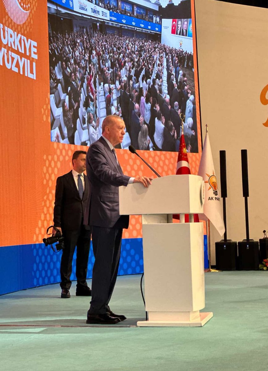 🇹🇷 AK Parti 32. İstişare ve Değerlendirme Toplantısının Kapanış konuşmasını yapan Cumhurbaşkanımız Sn. <a href="/RTErdogan/">Recep Tayyip Erdoğan</a>'dan çok önemli açıklamalar:

📌 Türkiye, terör prangasını söküp atacak. BÖLÜCÜ TERÖRÜN ÜLKEMİZE MALİYETİ YAKLAŞIK 2 TRİLYON DOLARDIR.

📌 Teröre harcanan kaynakları
