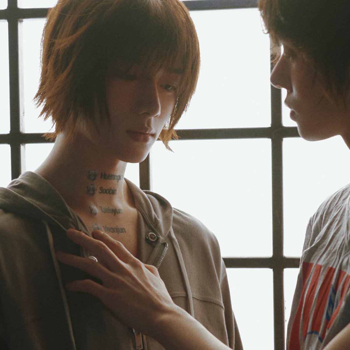 913kkyu's tweet photo. yeonjun tracing his name that’s tattooed on beomgyu’s chest i can’t move. https://t.co/YedCx9Guin