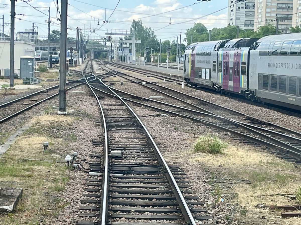 Bonjour. Départ voie 5 à Orléans avec ce ⁦<a href="/RemiTrain/">Rémi Train Centre Val de Loire</a>⁩ 860590! Bon dimanche à toutes et tous.
⁦<a href="/AfacVal/">AFAC Centre Val de Loire</a>⁩ ⁦<a href="/BenoitHARDY157/">Benoît HARDY</a>⁩ ⁦<a href="/LemialeBenoit/">lemiale benoit</a>⁩