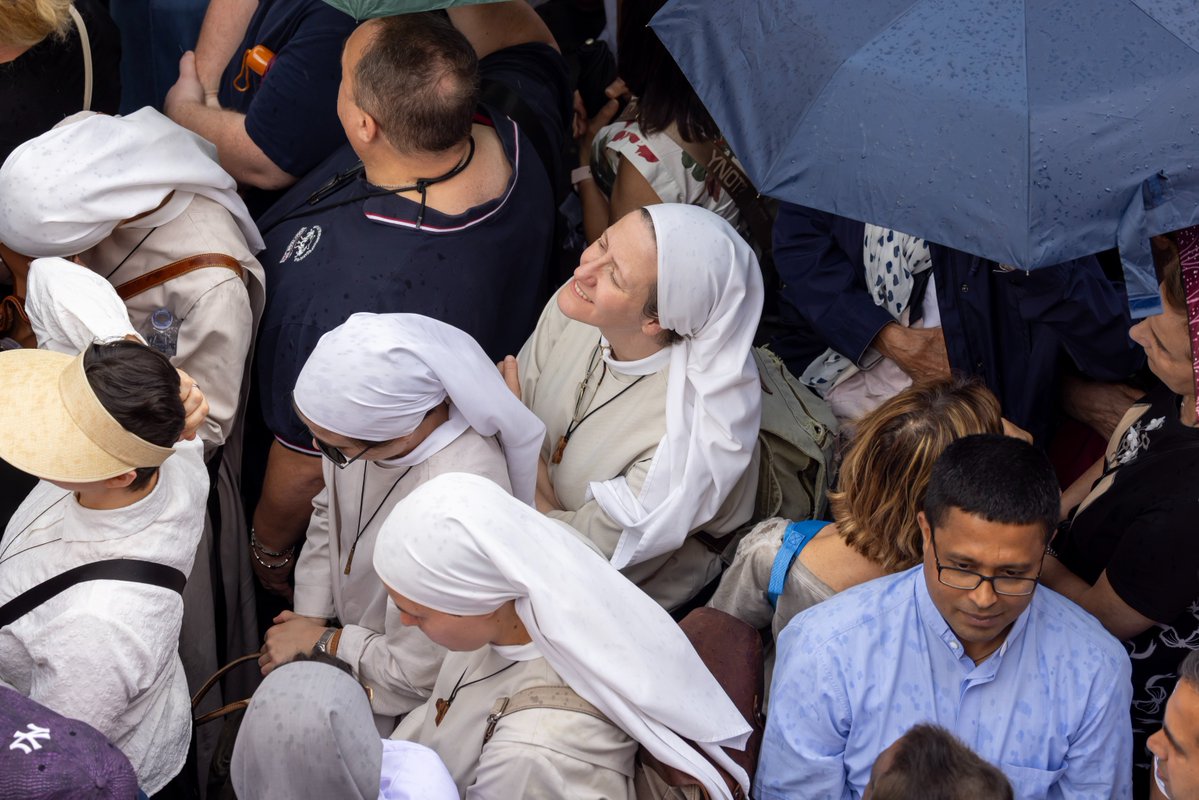 CatholicNewsSvc's tweet image. Jesus did not ignore those in need, and neither should Christians, Pope Leo XIV said at a Mass he celebrated in Castel Gandolfo. Compassion is what breaks down barriers & drives one to tend to the wounded & marginalized, he said. Full story here: ow.ly/UYvE50WoRXl