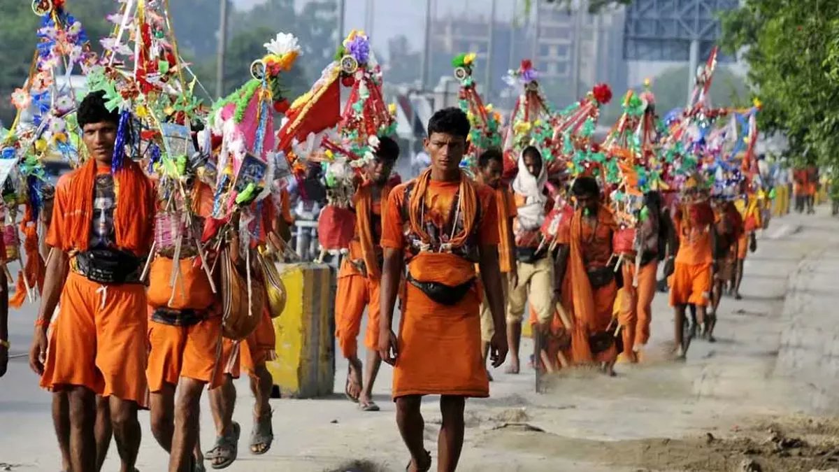 कांवड़ यात्रा ने फिर विपक्ष की जाति भेदभाव की राजनीति पर गंगाजल
पांच करोड कांवडिए, हजारों सेवा शिविर, लाखों स्‍वयंसेवक जिसके चेहरे पर विनम्रता के भाव, विश्‍व की सबसे विशाल पैदल यात्रा। पांच करोड़ शिव भक्‍तों को भोजन, दवाई तथा अन्‍य सुविधाएं। हर शिव भक्‍त की निजी पहचान समाप्‍त हर