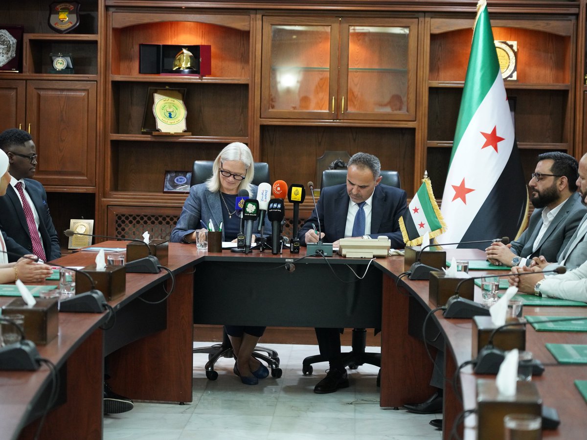 WFP_Syria's tweet image. 🤝 Today, WFP & Syria’s Ministry of Agriculture signed a vital agreement to support 30,000 drought-affected farmers with cash & food assistance. Using innovative climate insurance funding, to strengthening food security & resilience amid Syria’s worst drought. #FoodSecurity