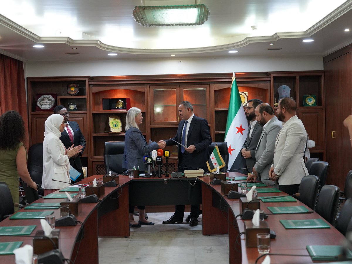 WFP_Syria's tweet image. 🤝 Today, WFP & Syria’s Ministry of Agriculture signed a vital agreement to support 30,000 drought-affected farmers with cash & food assistance. Using innovative climate insurance funding, to strengthening food security & resilience amid Syria’s worst drought. #FoodSecurity