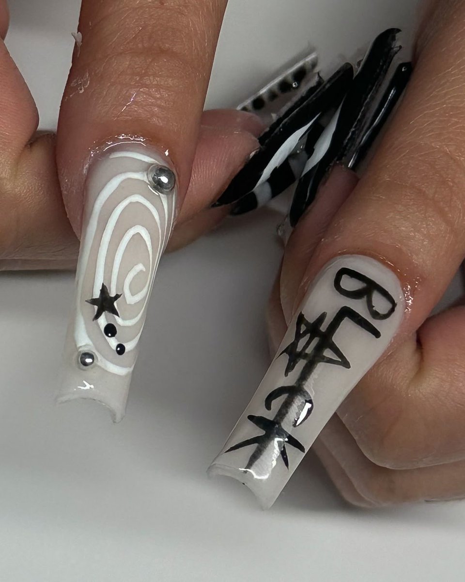 Kevi_cchi's tweet image. Need a nail tech who can do this for me at a reasonable price please help
