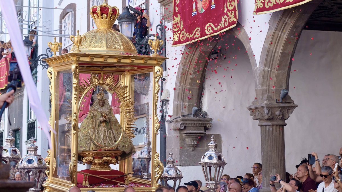 MDominguez_Glez's tweet image. La Isla Bonita despertaba hoy con la procesión de la Entrada Triunfal de la Virgen de Las Nieves, desde la Iglesia de La Encarnación hasta la Parroquia Matriz de El Salvador.
Un domingo donde también se ha vuelto a vivir el diálogo entre El Castillo y La Nave.
¡Viva la Virgen…