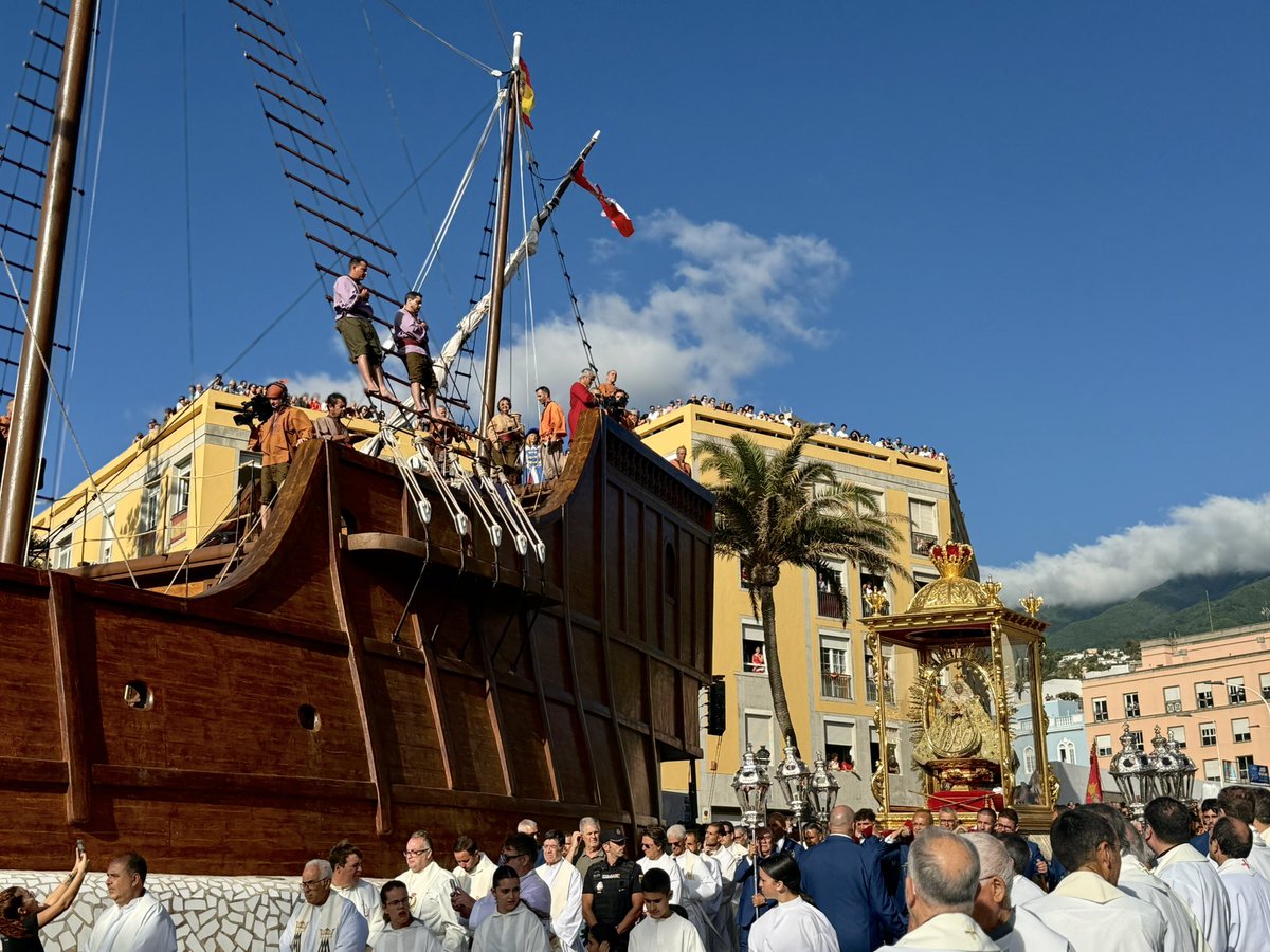 MDominguez_Glez's tweet image. La Isla Bonita despertaba hoy con la procesión de la Entrada Triunfal de la Virgen de Las Nieves, desde la Iglesia de La Encarnación hasta la Parroquia Matriz de El Salvador.
Un domingo donde también se ha vuelto a vivir el diálogo entre El Castillo y La Nave.
¡Viva la Virgen…