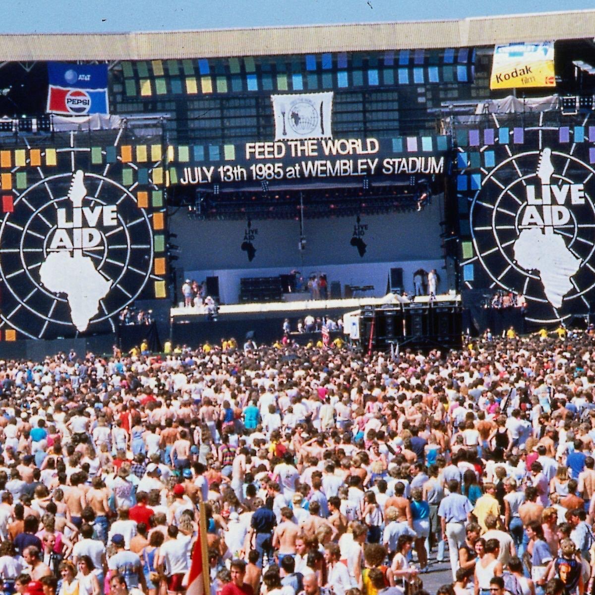 PDX_devine's tweet image. Happy Live Aid Day!
40 yrs ago I was a 13-year-old kid in the Philly suburbs who could hardly believe that nearly every musician and band I cared about was playing a massive concert on the same day in two cities— and one of those cities was mine! — and it was all on MTV. 🎸