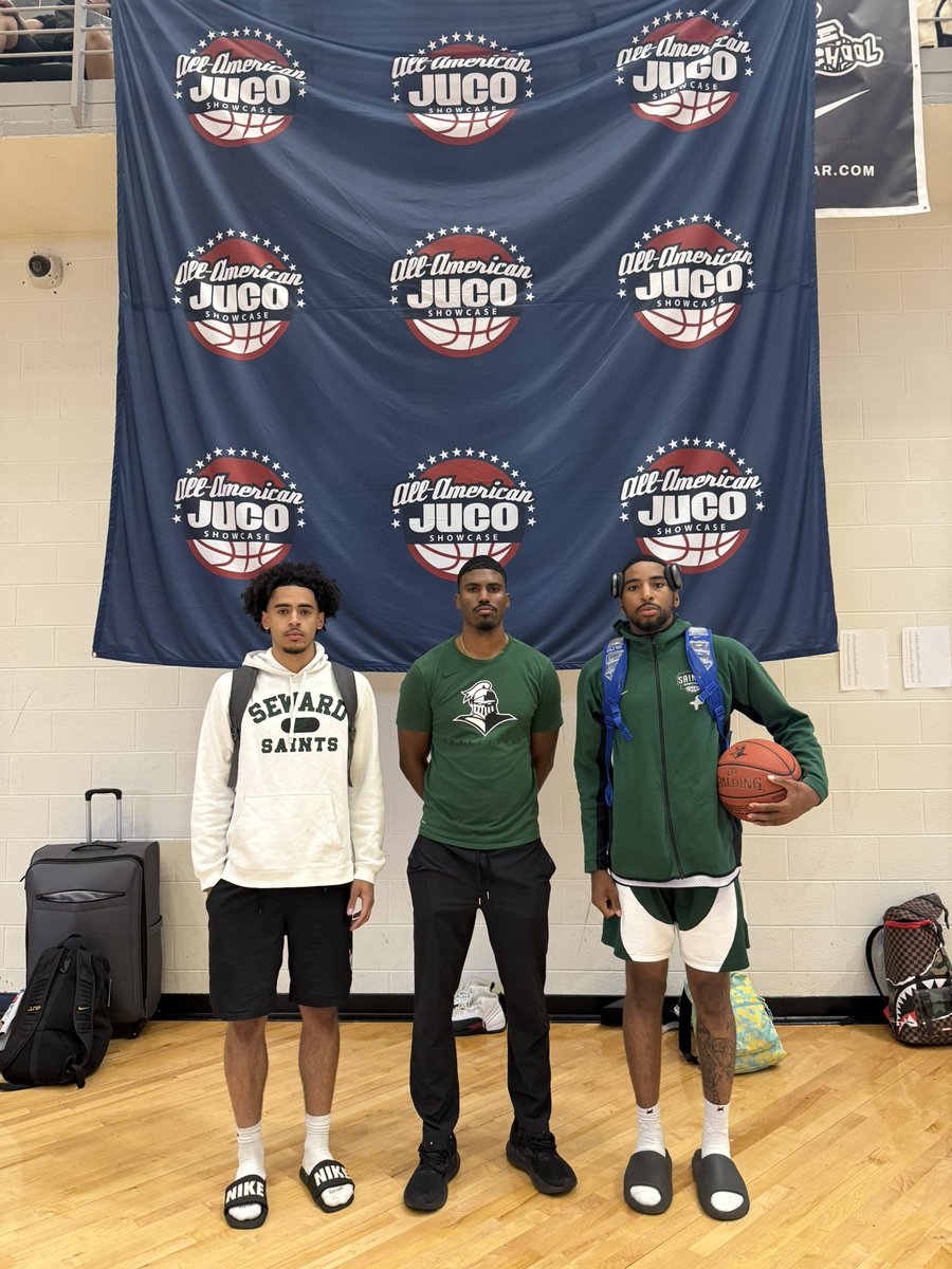 ThADowning's tweet image. Appreciate @JucoRecruiting @JUCOShowcase for the hospitality this weekend in ATL. The guys did their thing and got to play against some of the best hoopers in the Juco scene. #GoodToBeGreen ⚔️
@lyna_brooks @Quincey34001 @Marquis_McCray