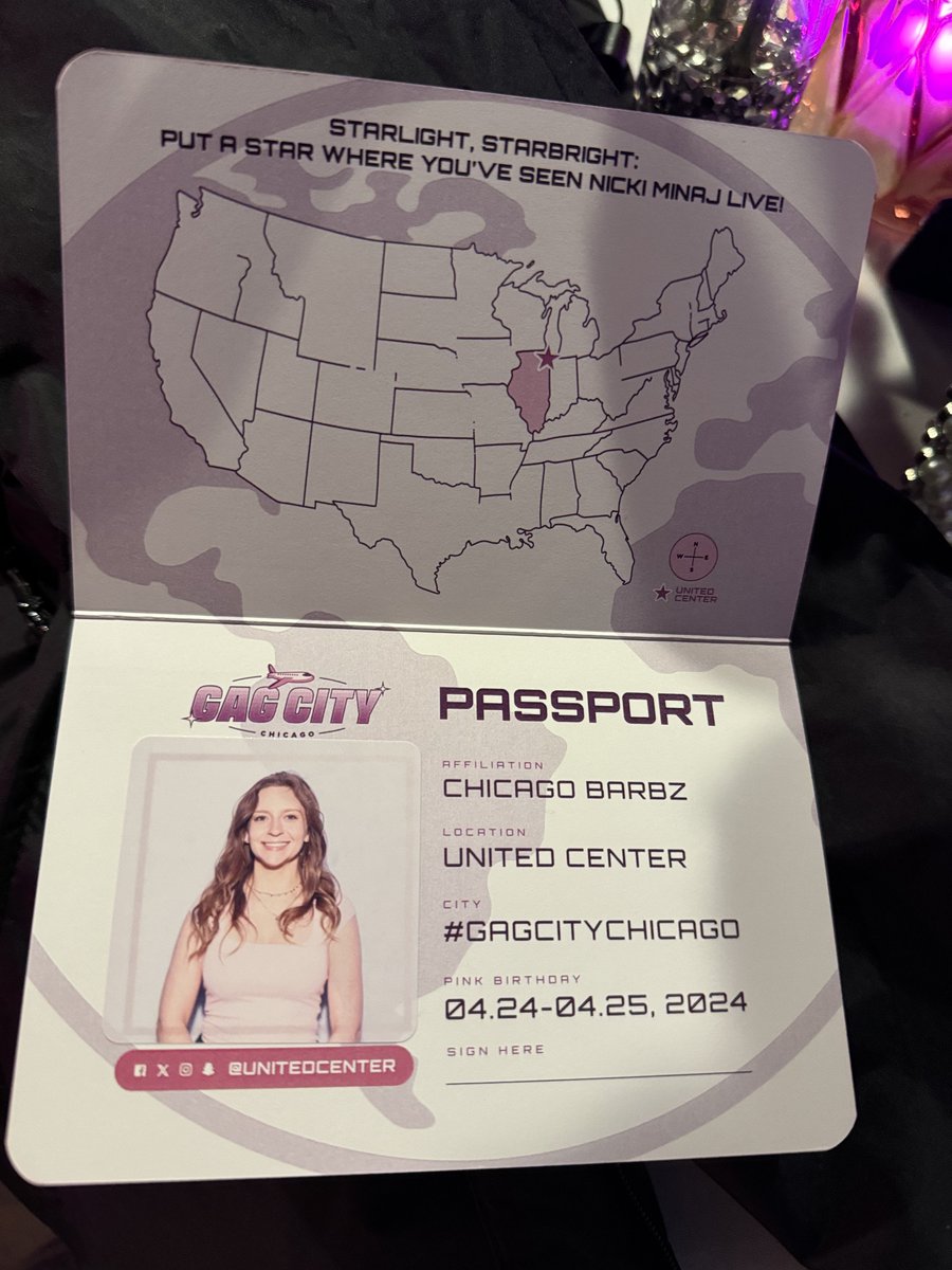 NickiMinajface_'s tweet image. Chicago had a #GagCity passport area inside the arena where you could get your photo taken. SO CUTE!! 🎀🥰