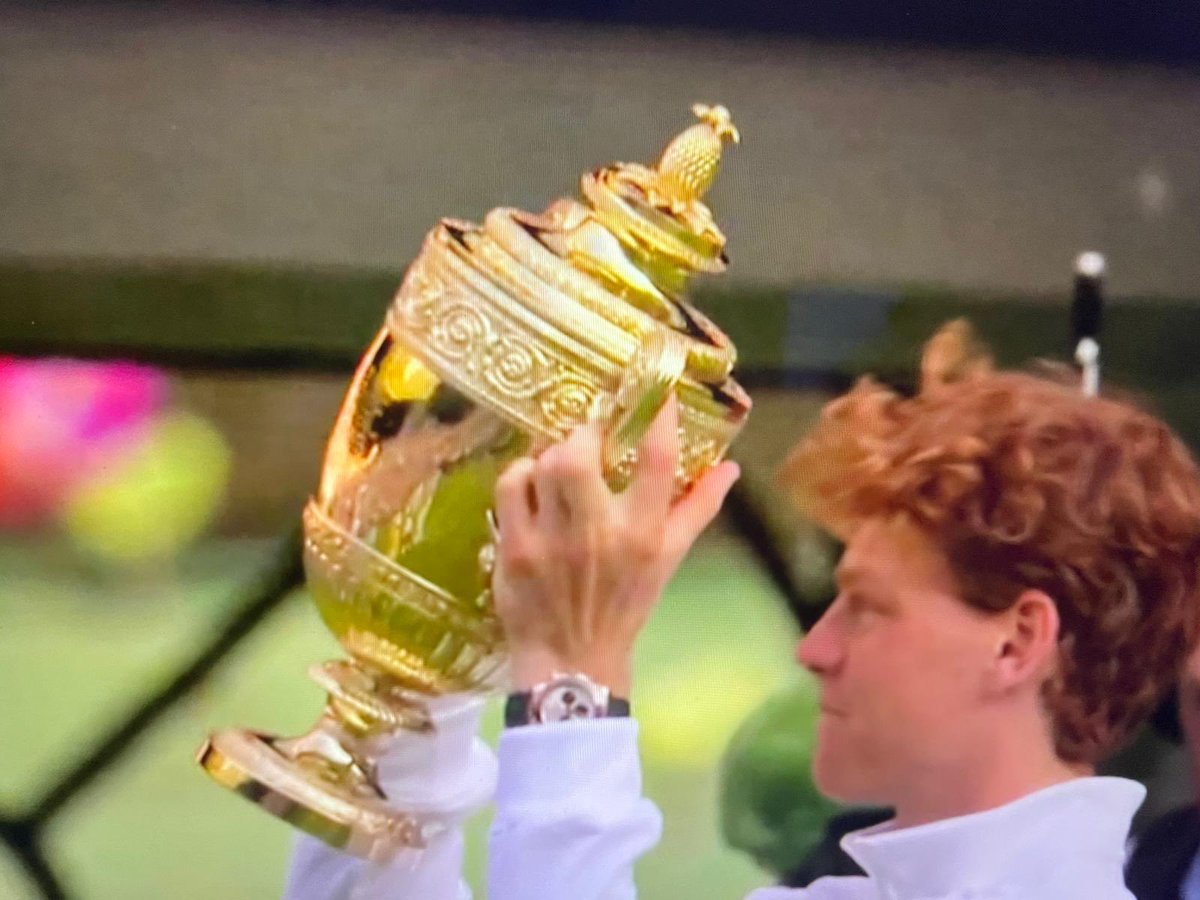 L’Italie qui travaille, souffre, gagne! Jannik Sinner, le premier italien à s’imposer à Wimbledon!!! C’est une victoire déjà dans l’histoire 😍