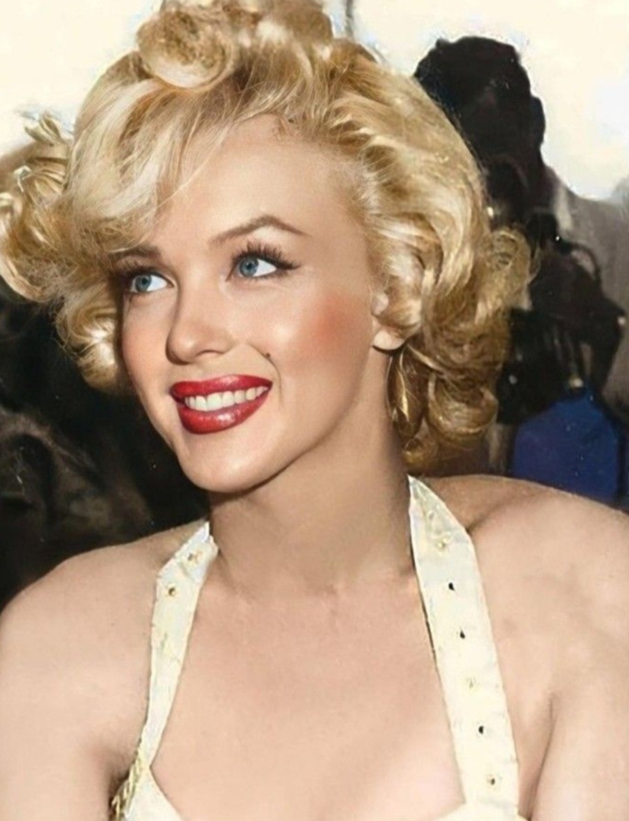 MarilynDiary's tweet image. Marilyn Monroe at Grauman's Chinese Theater in Hollywood 1953.