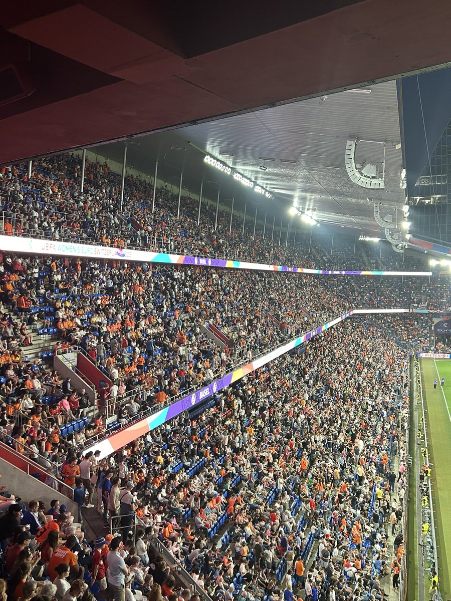 Sind das die neuen #rotblaulive LED-Banden, die mal erwähnt wurden?

Dann bin ich froh, dass ich die als Cler nie sehe…

Too fucking bright😎