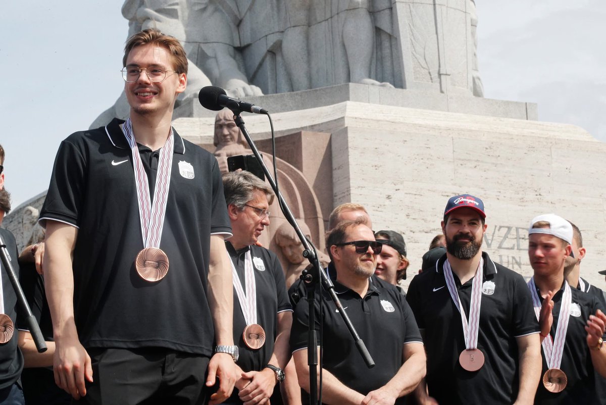 🏒 2023. gada pasaules čempionāta vērtīgākais spēlētājs Artūrs Šilovs svētdien aizmainīts uz Pitsburgas Penguins komandu.

Šilovs kopš 2020. gada atradās Vankūveras Canucks sistēmā un NHL viņam līdz šim iespēja dota 29 spēlēs.

📷 AFP/Scanpix un EPA/Scanpix