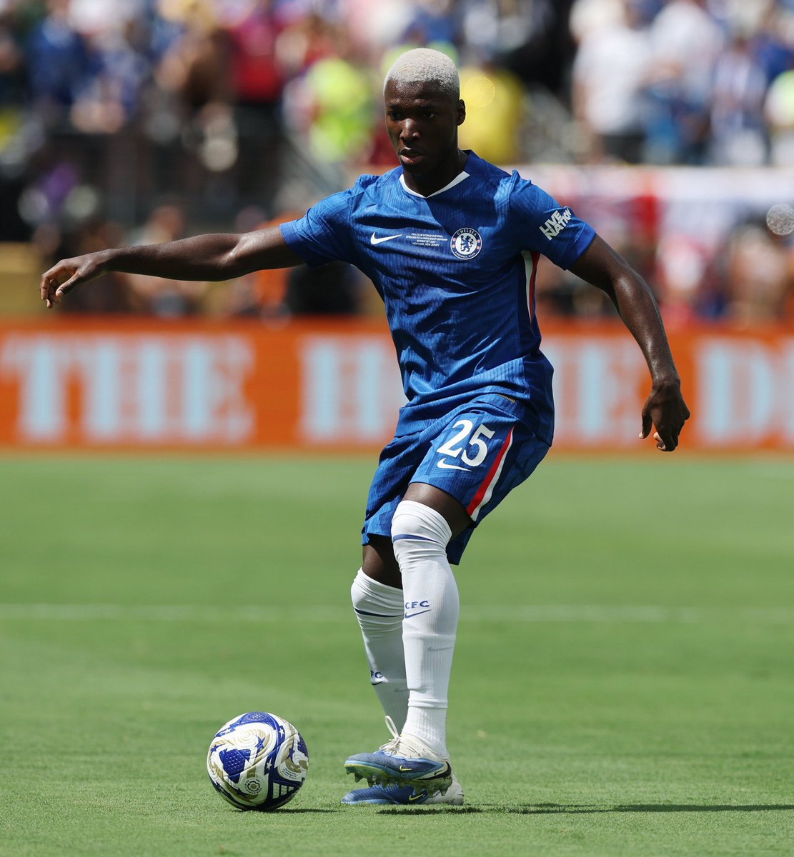 Luego uno tiene que leer que Moisés Caicedo no es elite. Cada duelo, cada intervención con pelota, cada movimiento del cuerpo para sacar ventajas. Incluso quieto, desde la lectura, recupera.
Top mundial. Es nuestro!