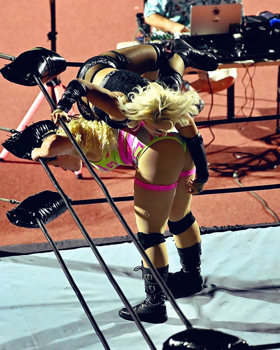 half the battle trying to pin Nahir is getting past her ass. 
school boy &gt; sunset flip