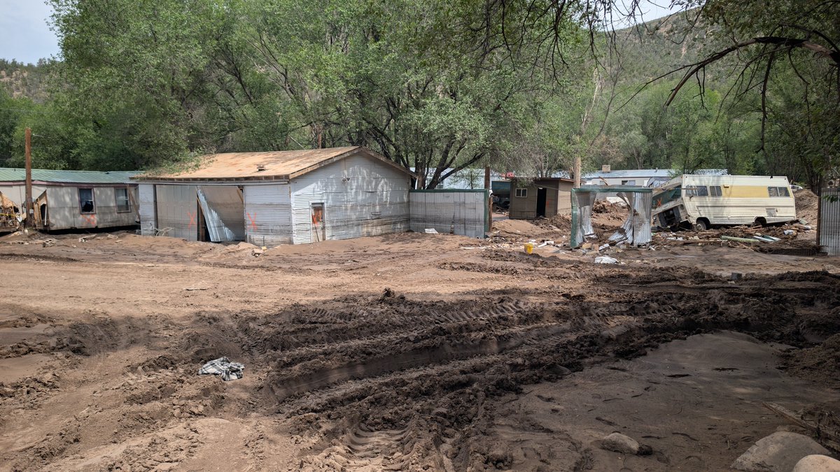 🚨🚨Ruidoso NM Trip 🚨🚨

⚠️Donation info at the end of the thread⚠️

Okay folks, here's the reality of the situation in Ruidoso. Most of the low-lying areas adjacent to the river have been flooded out and the roads, yards and streets remain buried in several feet of mud. In many