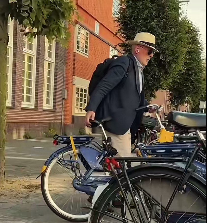 Frenske had zich vandaag een Rik Felderhofhoedje aangemeten, earpods in om cool te lijken. Frenske dacht op Rutteriaanse wijze de normale jongen uit te hangen door op de fiets te gaan. Alles is bedacht bij deze man.