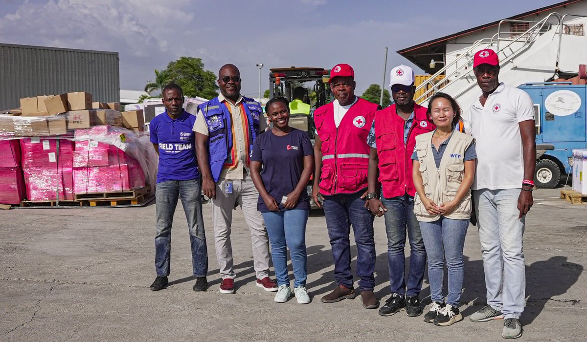 WFP_Haiti's tweet image. 🛩️📦 This weekend, @WFP organized two cargo flights carrying 30 MT of medical supplies, non-food items, and shelter equipment for nine partners including @ifrc, @NRC_Norway @pahowho, @Pwoteksyonsivil, @UNICEF and @UNmigration.
🙏🏽to support from the U.S. Government 🇺🇸
