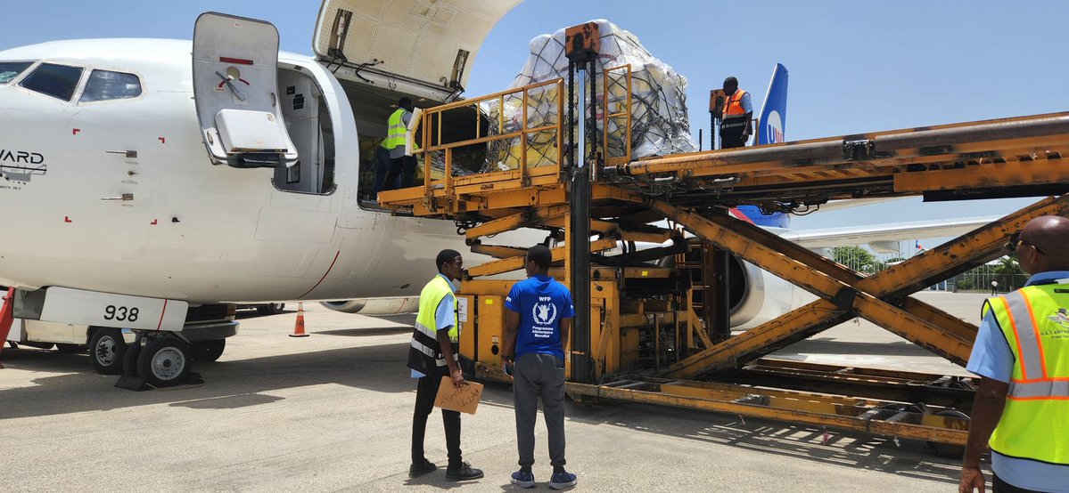 WFP_Haiti's tweet image. 🛩️📦 This weekend, @WFP organized two cargo flights carrying 30 MT of medical supplies, non-food items, and shelter equipment for nine partners including @ifrc, @NRC_Norway @pahowho, @Pwoteksyonsivil, @UNICEF and @UNmigration.
🙏🏽to support from the U.S. Government 🇺🇸
