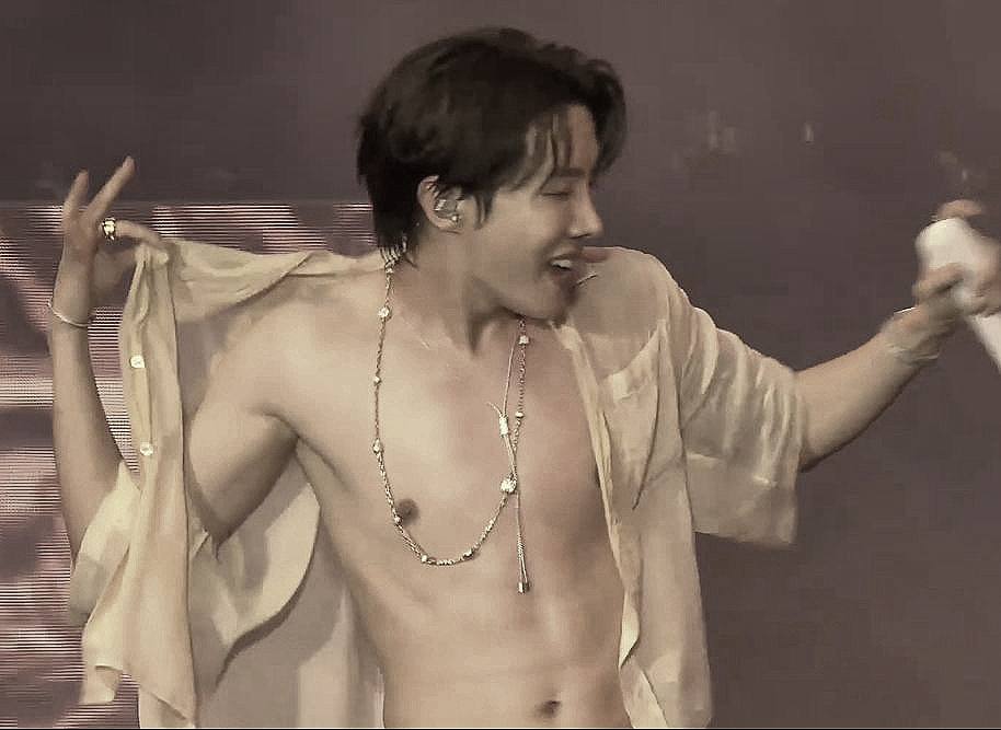llmaaaoo_'s tweet photo. WE LOVE YOU JHOPE
THANK YOU JHOPE
WE ARE PROUD OF YOU JHOPE 
ALWAYS WITH JUNG HOSEOK
HOBIPALOOZA IS BACK
J-HOPE AT LOLLAPALOOZA  
#HOBIPALOOZA2025  #jhopeAtLollapaloozaBerlin https://t.co/xH0xu8VixB