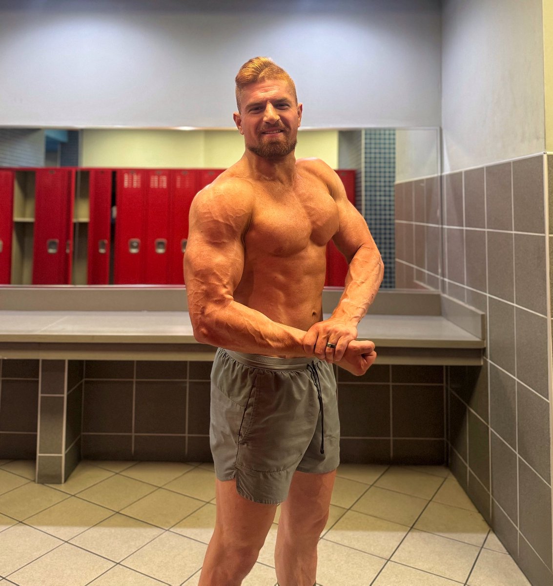 Found a gym next to the airport trained biceps for 2 hours for no reason, the pump and lighting was Ferocious..as you can see
#mintcondition