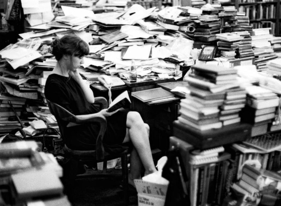 SallyAllyM's tweet image. Early this morning found me sitting on my bedroom floor, surrounded by piles of books.
The plan was to whittle them down so I’d have room for clothes (wearing classical literature is appealing, but probably not appropriate in all situations).
Inevitably, I started reading and…