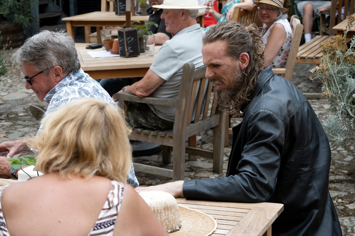 UnboundTheatre's tweet image. A beautiful afternoon in the @Kings_Head courtyard brings the second week of our 'Macbeth' tour to a close. Don't miss the final run of performances next weekend.
Info: unboundtheatre.co.uk/bucks-shakespe…
#TellGreatStories #BucksShakespeareFest