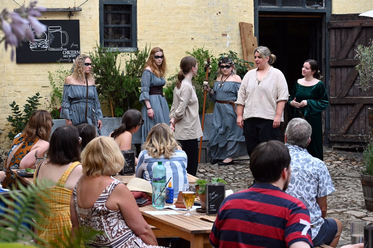UnboundTheatre's tweet image. A beautiful afternoon in the @Kings_Head courtyard brings the second week of our 'Macbeth' tour to a close. Don't miss the final run of performances next weekend.
Info: unboundtheatre.co.uk/bucks-shakespe…
#TellGreatStories #BucksShakespeareFest