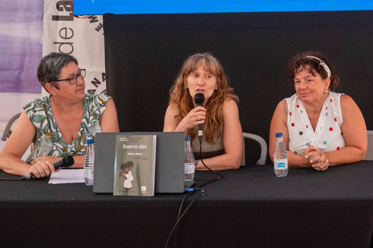 snegra's tweet image. 📖✨ En esta #SemanaNegra celebramos los cruces, los márgenes y las culturas que resisten.
Nos sumergimos en C. culturas, una conversación literaria entre Alicia G. García y Reyes Martínez, con la complicidad de Pilar Cuenca.