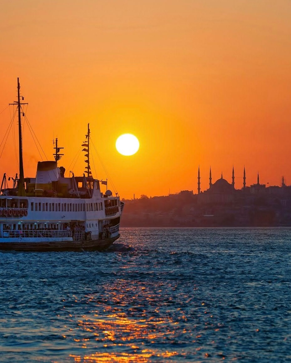 📸 : go__istanbul 👏

If you catch a sunset in İstanbul, there’s nothing else you need to do.
Just pause… and enjoy the moment. 🌅🕊️