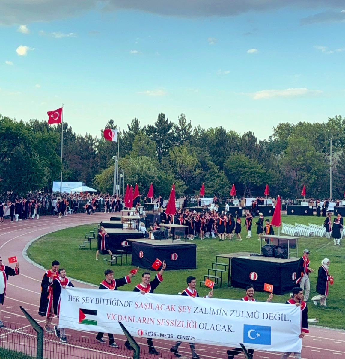 Her şey bittiğinde şaşılacak şey zalimin zulmü değil, vicdanların sessizliği olacak.

ODTÜ mezuniyet töreninde asrın vicdanına seslenen gençlere selam olsun! ☝🏼