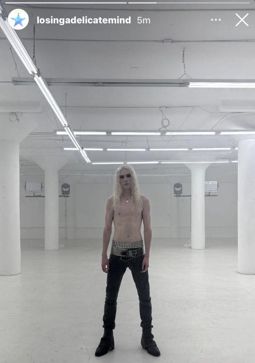 sleazepopdaily's tweet image. Noah Dillon is directing the “flash” music video for 2hollis