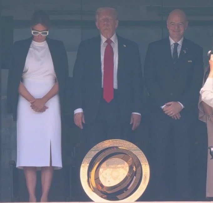 _Tattz's tweet image. Trump mirando como deportar a J Balvin.