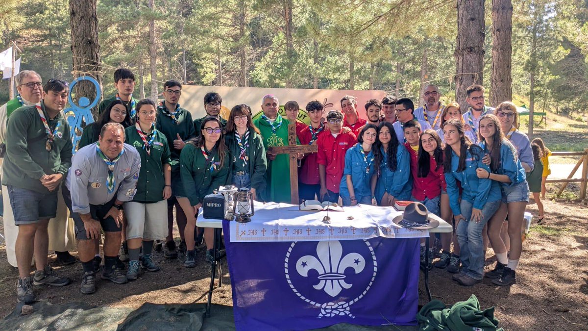 El Obispo visitó el campamento del Grupo Scout de la Parroquia de S. Juan Bautista y celebró la Eucaristía. Recibió la pañoleta y alentó a los participantes del Jubileo Mundial de la Juventud a sentirse y saberse uno con todos. Nos convocará a todos a una Eucaristía de envío.