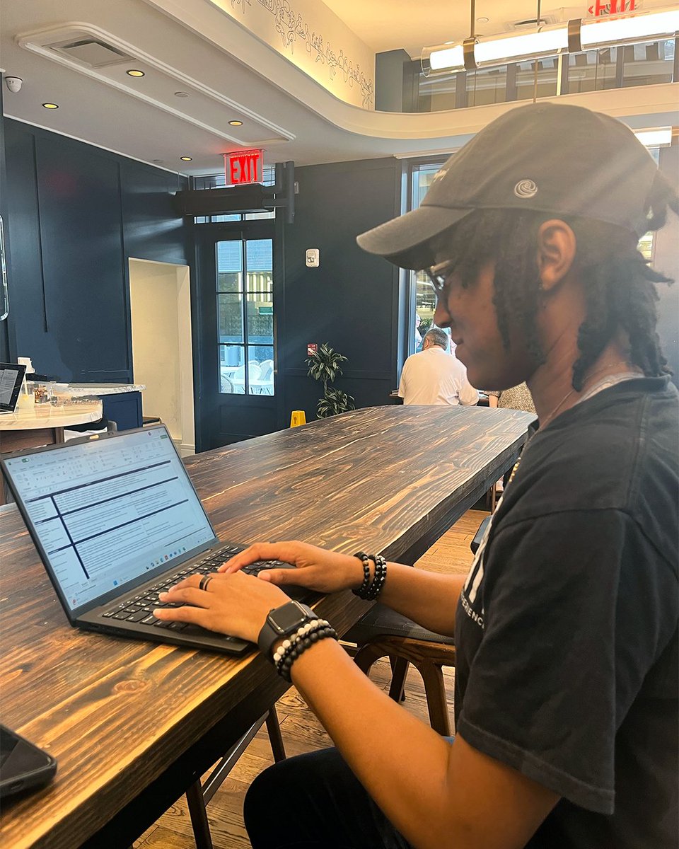TSUCollegeofAG's tweet image. Answering the career call is Kayla Bridges, who is "serving" as Restaurant Operations Intern at Daily Provisions in NYC! 🧑🏿🍳 🥦 🍗 Her role is to assist in the daily operational management across multiple restaurant locations of Daily Provisions in the city. 🏙️ Nice job Kayla!