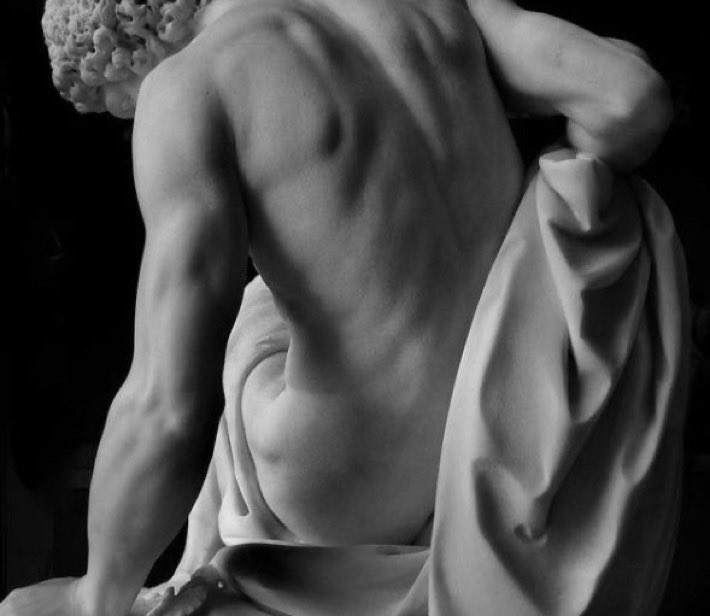 Esos detalles que hacen de la escultura el arte de la delicadeza y la sensibilidad. 

1. Náyade o ninfa. Giovanni Battista Lombardi (Italia, 1823-1880) 
2. Sisters of Charity. Raffaelle Monti (Italia, 1818-1881) 
3. The Dying Gladiator. Pierre Julien (Francia, 1731-1804)