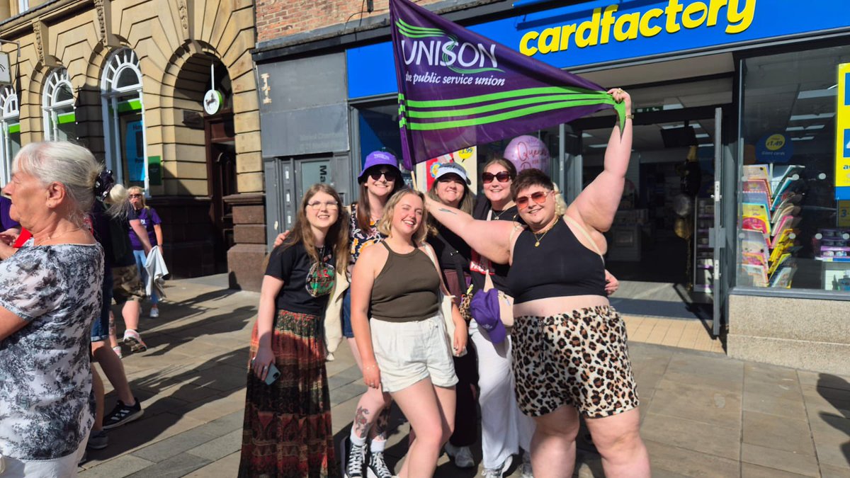 cchloebrooks's tweet image. Durham Miner’s Gala as always being one of the best days of the year - trade unionists coming together to celebrate our movement and its history is so special 💜
