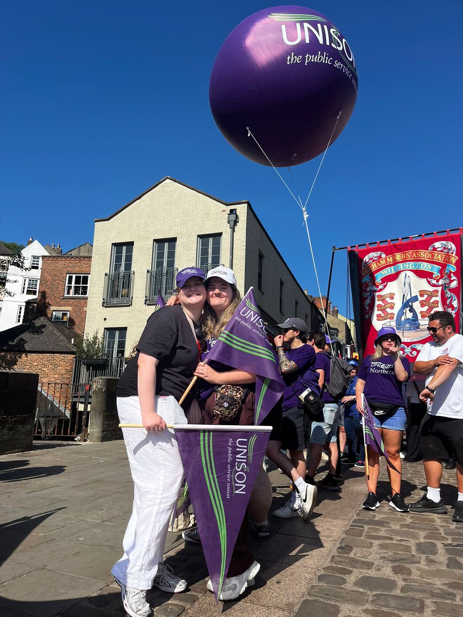 cchloebrooks's tweet image. Durham Miner’s Gala as always being one of the best days of the year - trade unionists coming together to celebrate our movement and its history is so special 💜